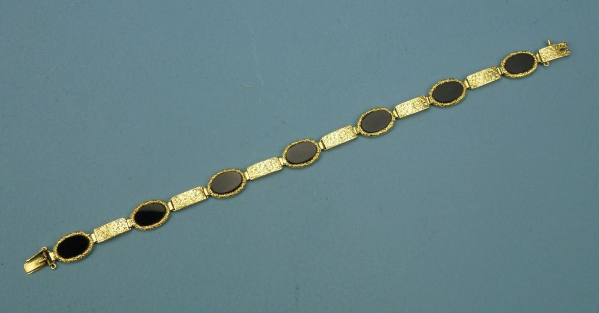 Armband, 585er Gelbgoldovale Onyx im Tafelschliff im Wechsel m. rechteckigen Gliedern m. Wiener