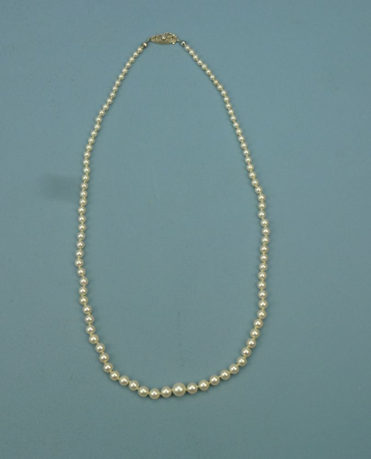Perlenkette mit 585er Weiß-/GelbgoldschließeAkoyazuchtperlen, verlaufend Dm von 3,4-7,4 mm, Schließe - Bild 2 aus 2