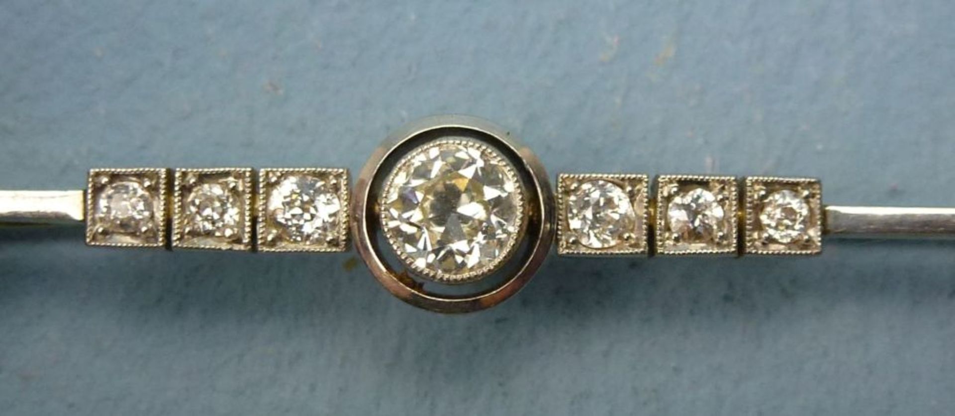 Art déco-Stabnadel, 750er Weißgold, um 1920Altschliff-Diamant (ca. 0,5 ct) in runder Fassung - Bild 2 aus 2