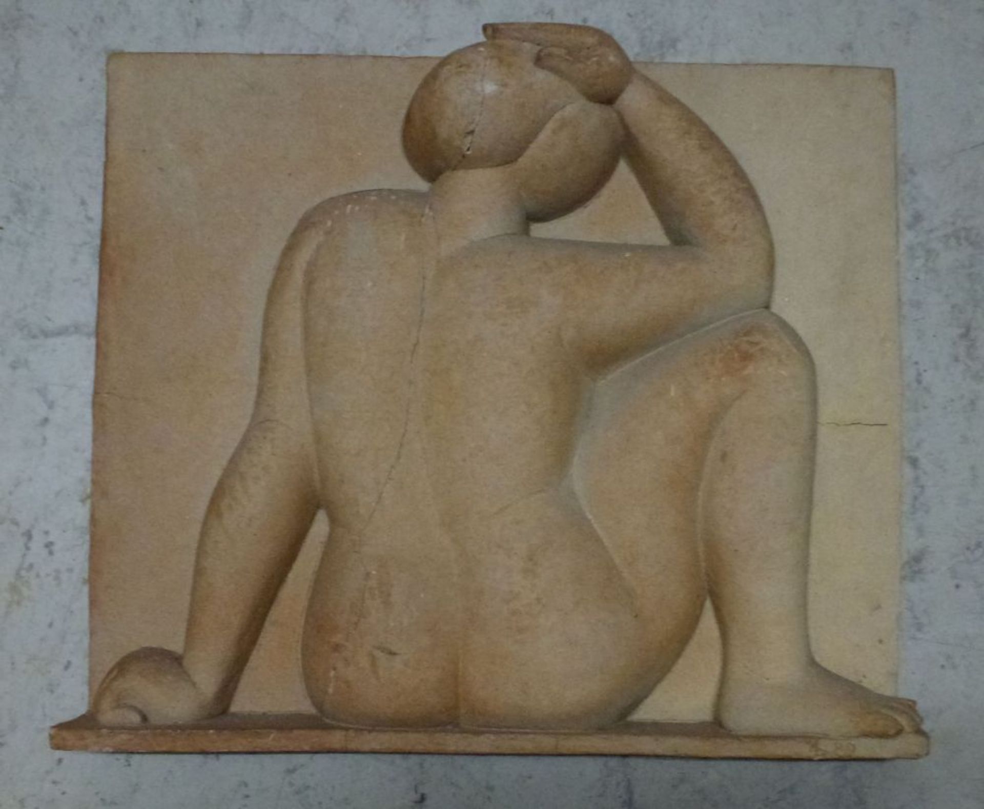 Wandrelief, 2. Hälfte 20.Jh.Keramik, bez. Hb(?) 89, Rückenansicht einer sitzenden Nackten,