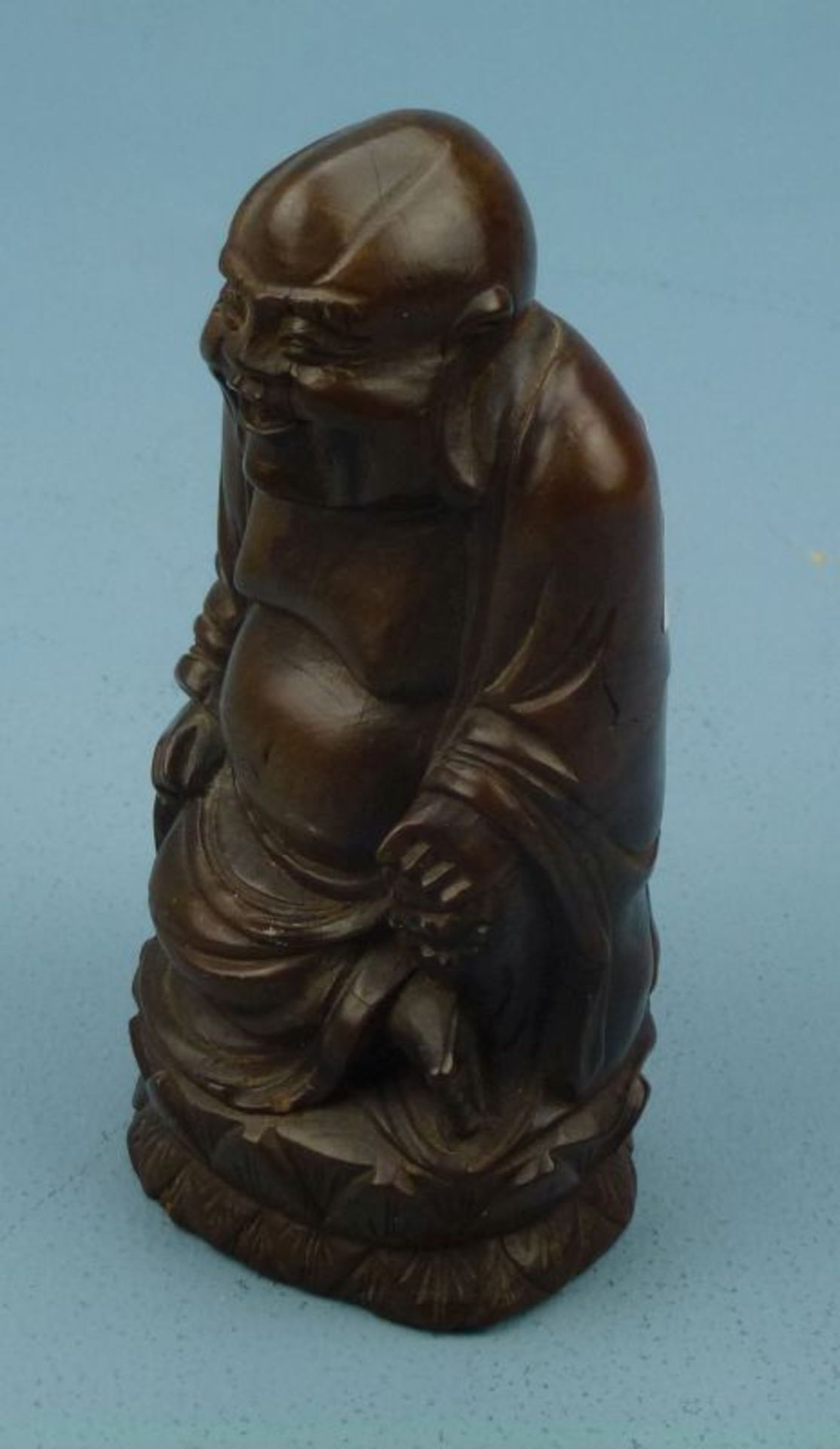 BudaiHolz geschnitzt, lachender Buddha in Lotussitz, H 14 cm - Bild 2 aus 2