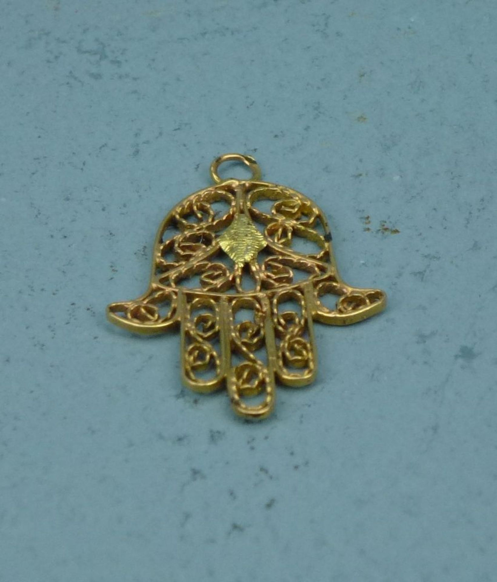 Anhänger sog. "Hand der Fatima", 750er Gelbgoldfiligran gearbeitet, 2x1,5 cm, 0,8 g [68]