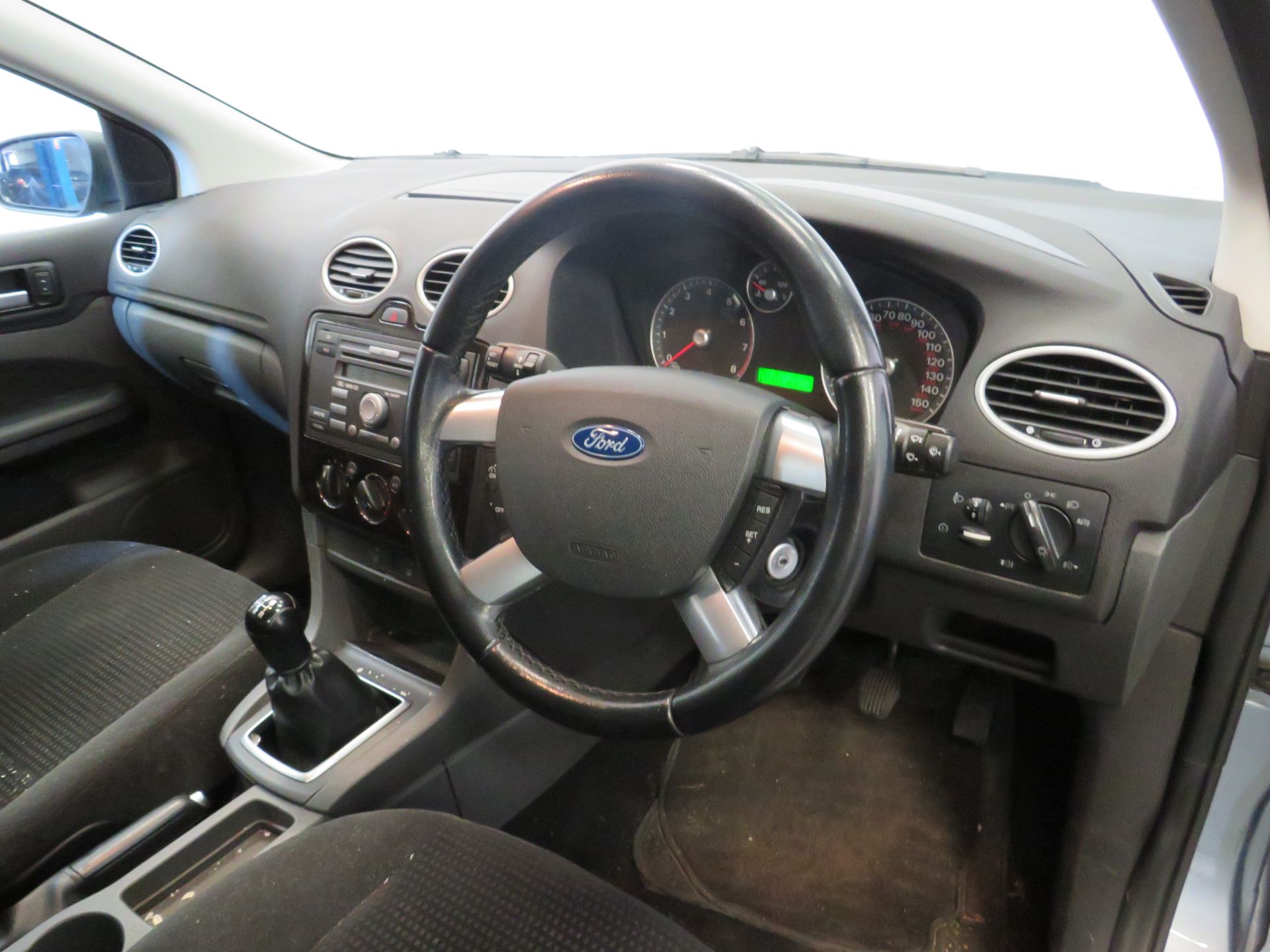 2005 Ford Focus Ghia 115 - 1596cc - Image 8 of 9