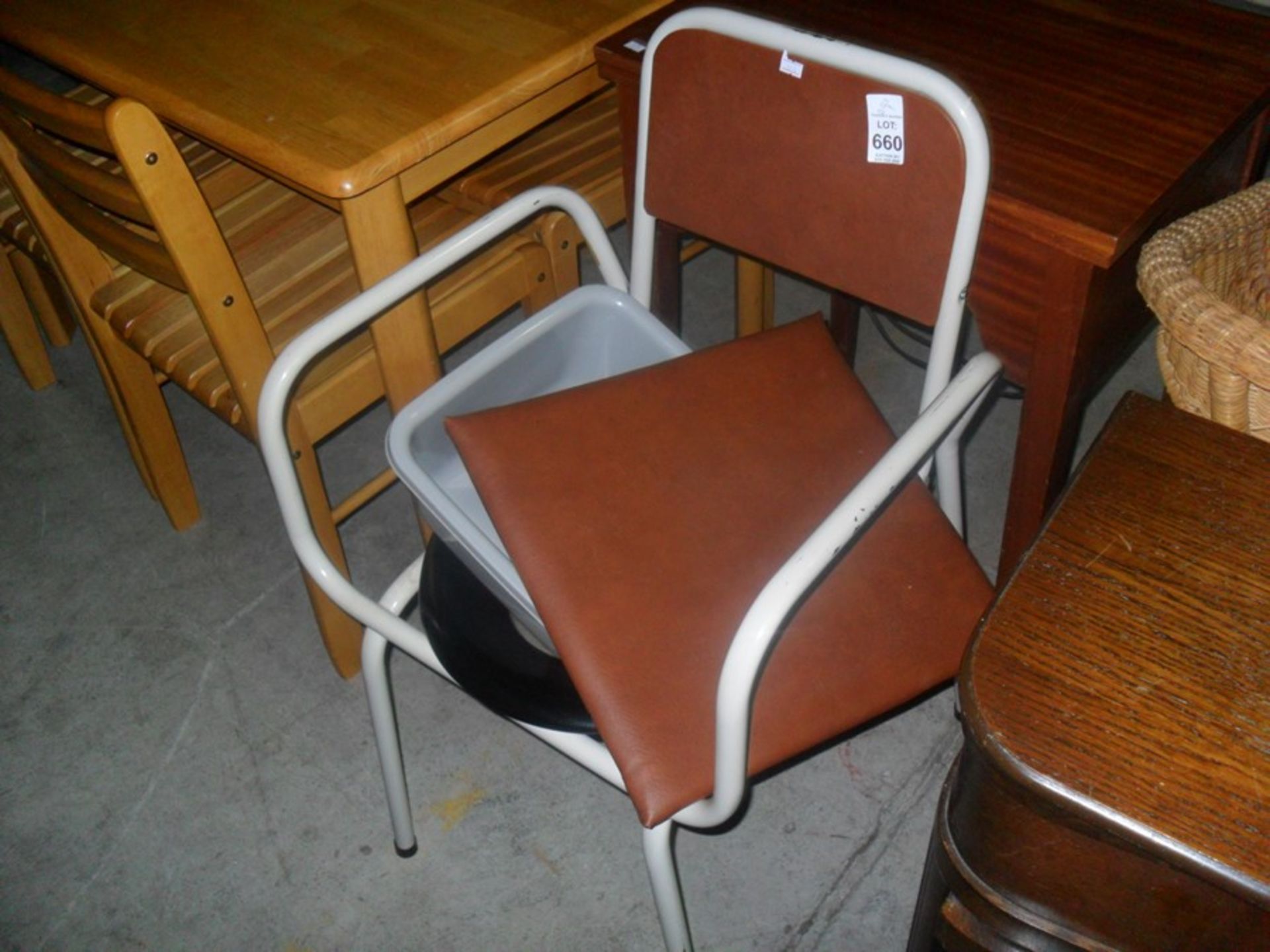 COMMODE CHAIR