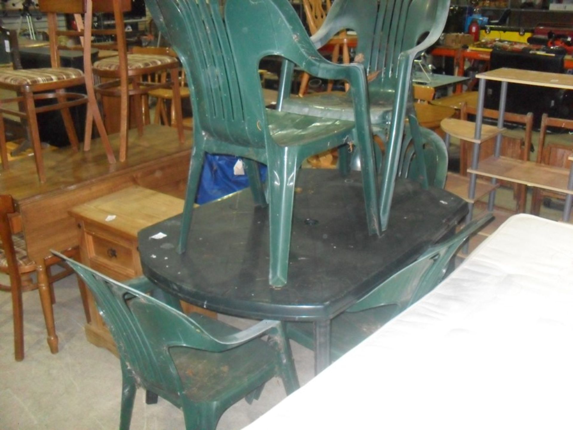 PLASTIC TABLE AND 4 CHAIRS