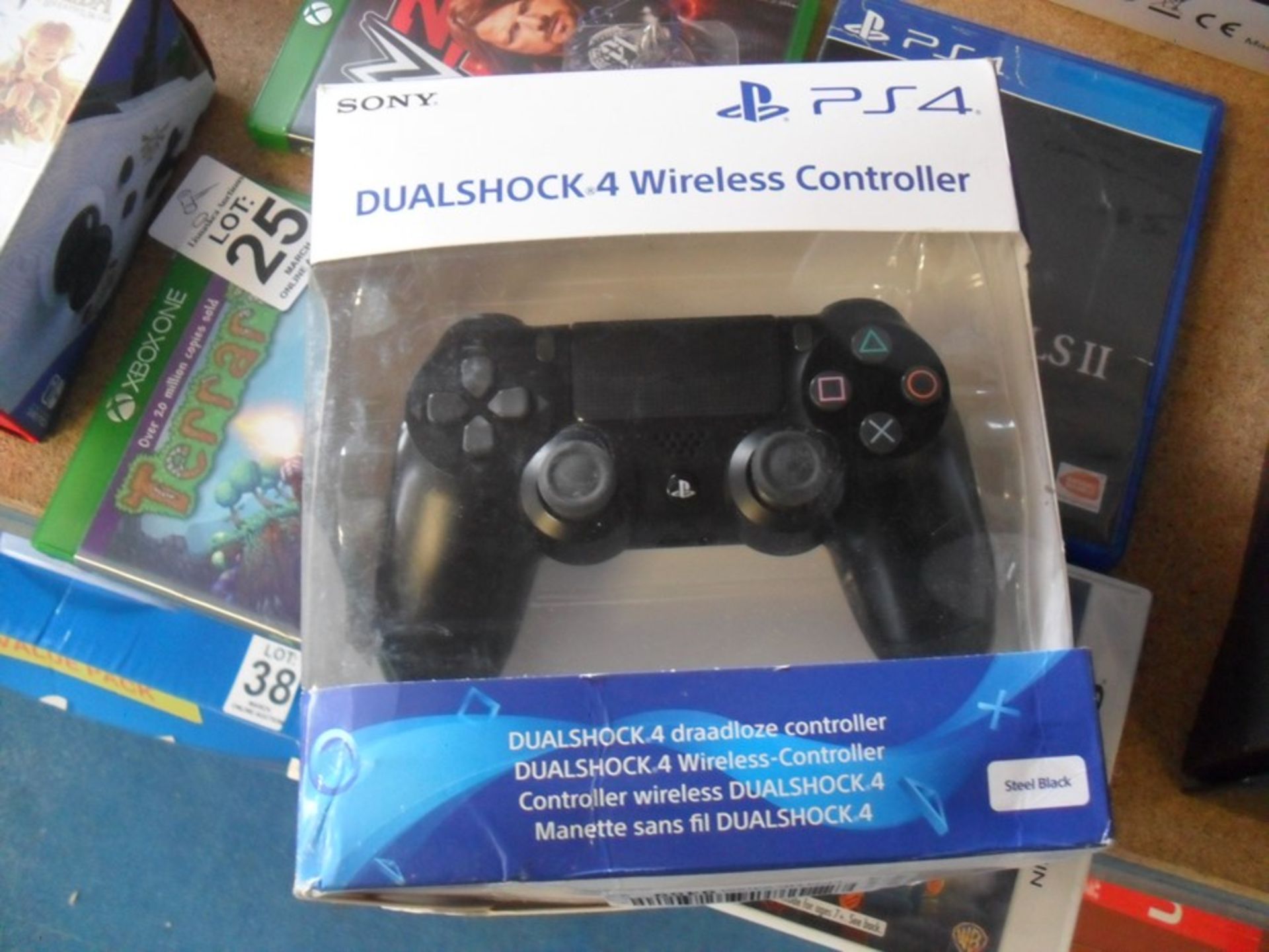 PLAYSTATION 4 BLACK CONTROLLER