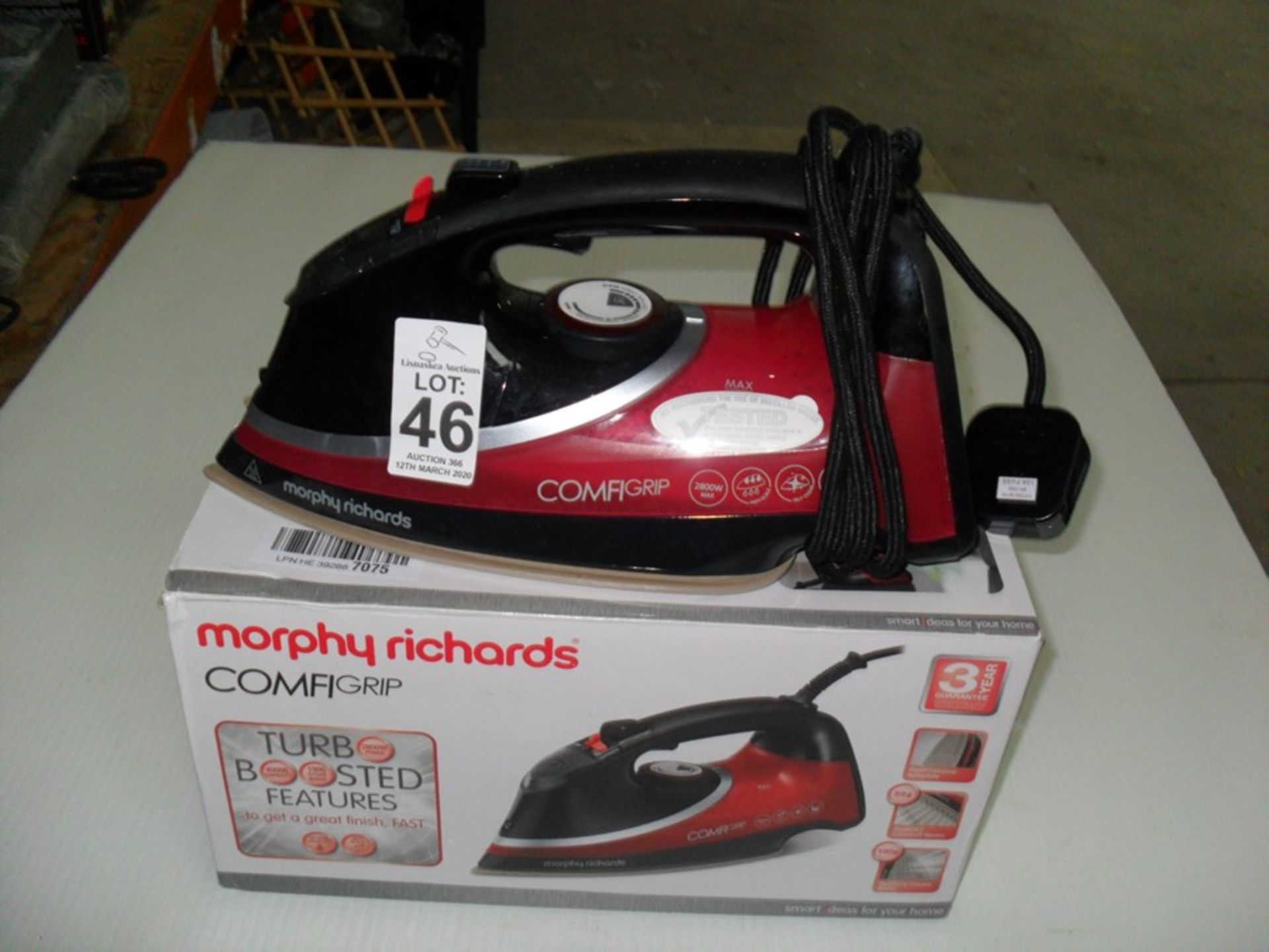 MORPHY RICHARDS COMFORT GRIP STEAM IRON (SHOP CLEARANCE)