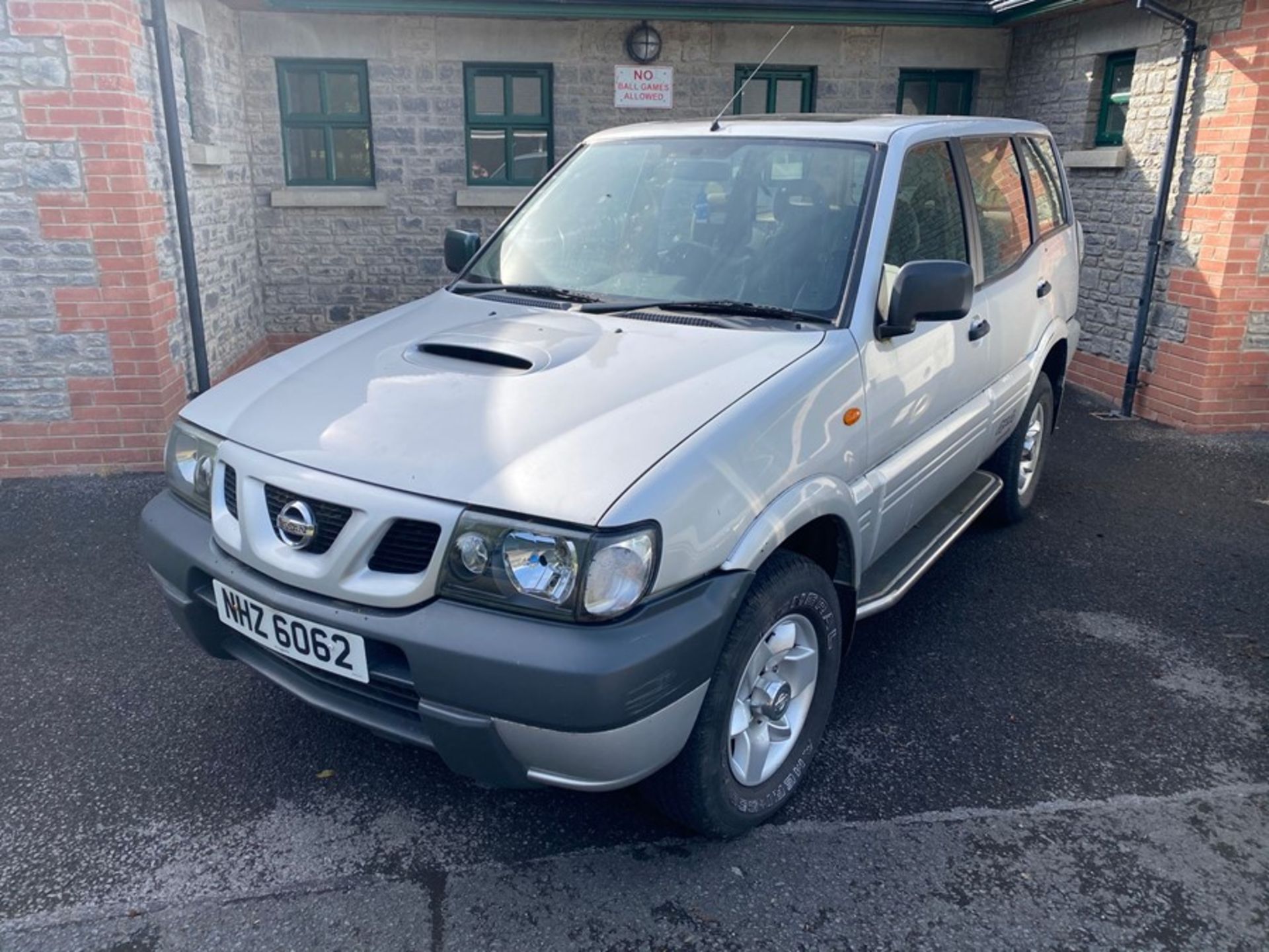 NISSAN JEEP - SILVER (NO MOT) (RUNNING) (NO TAX BOOK) (204,000 MILES)