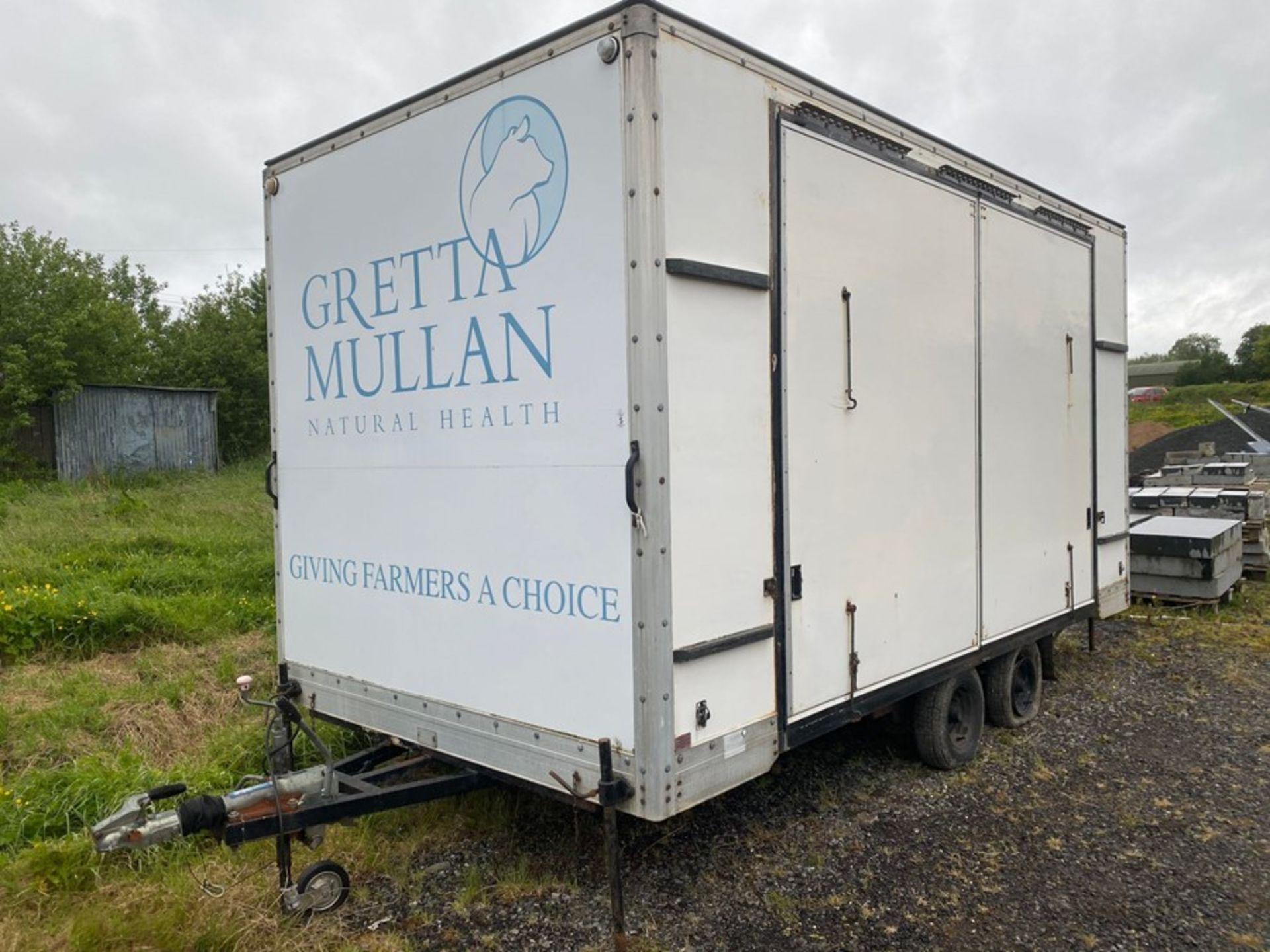 10FT X 6FT TWIN-AXLE EXHIBITION SHOW TRAILER WITH CHEQUER PLATE STEPS