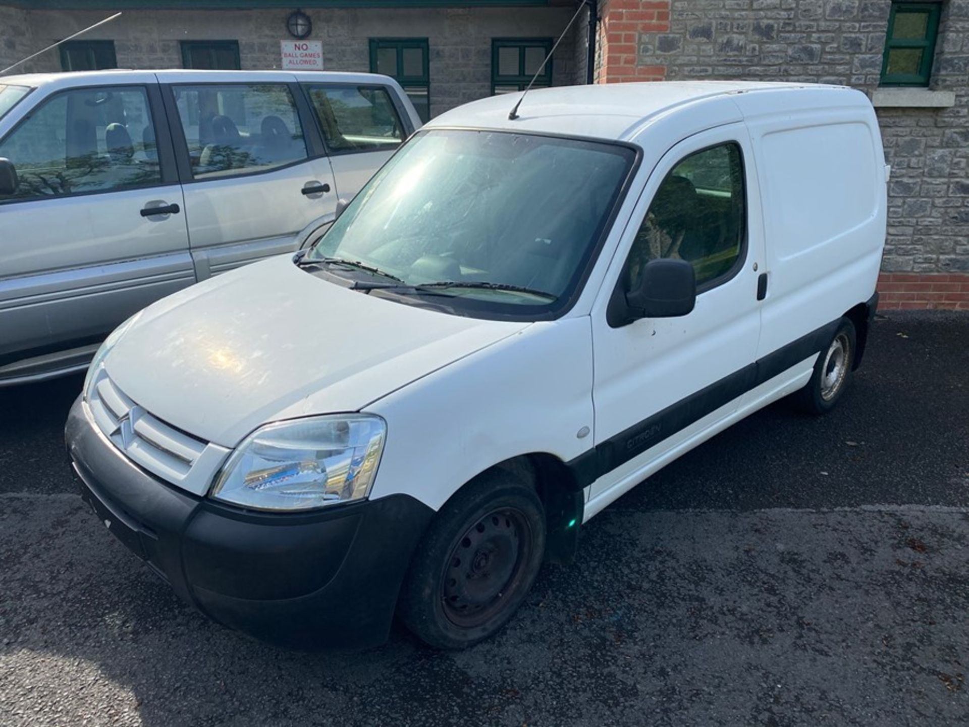 2003 CITROEN BERLINGO VAN - WHITE (NO MOT) (RUNNING) (154,000 MILES) - Image 5 of 5