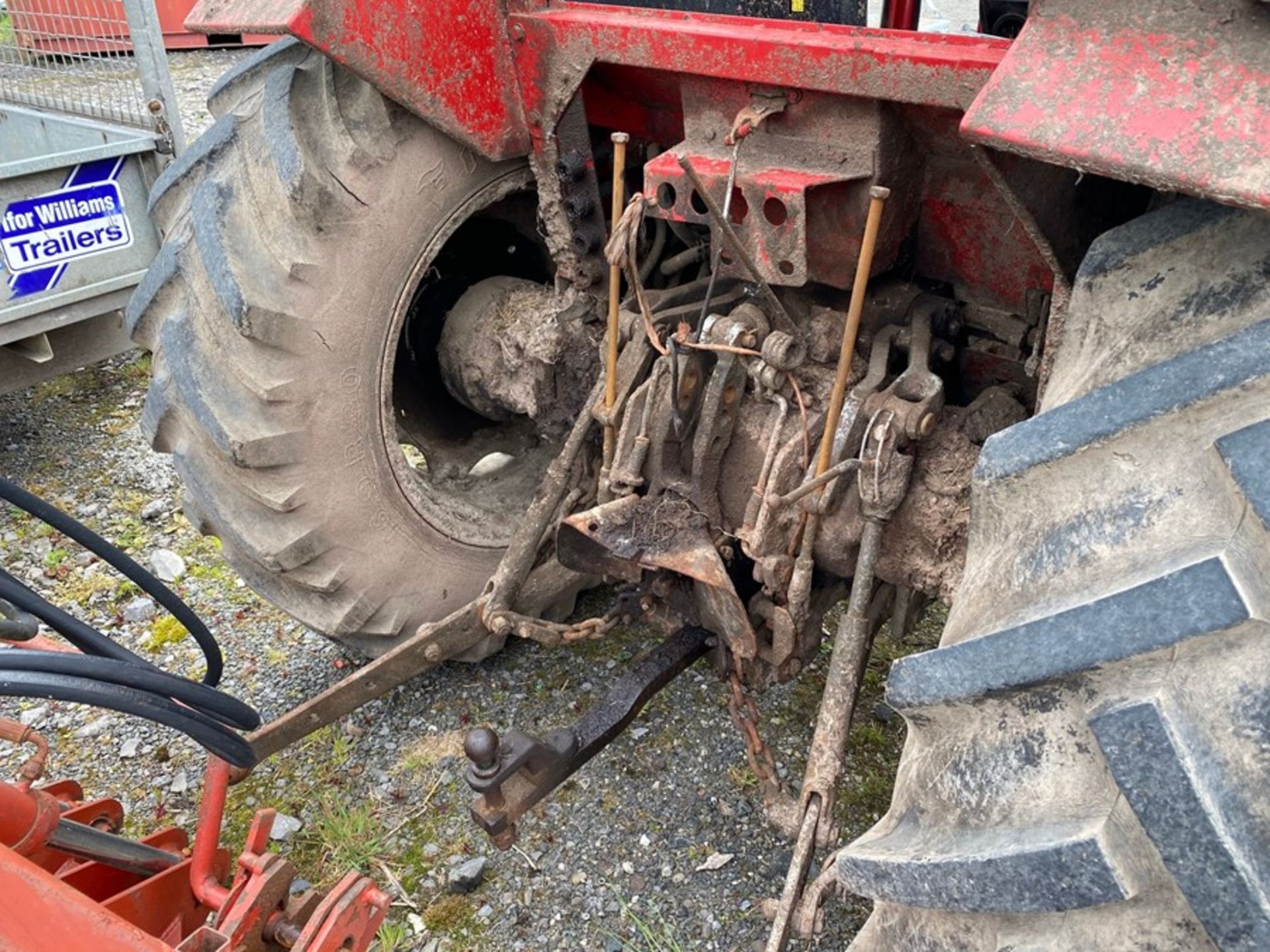 265 MASSEY FERGUSON 2-WHEEL DRIVE TRACTOR HOURS 7042 (RUNNING WELL) - Image 4 of 9