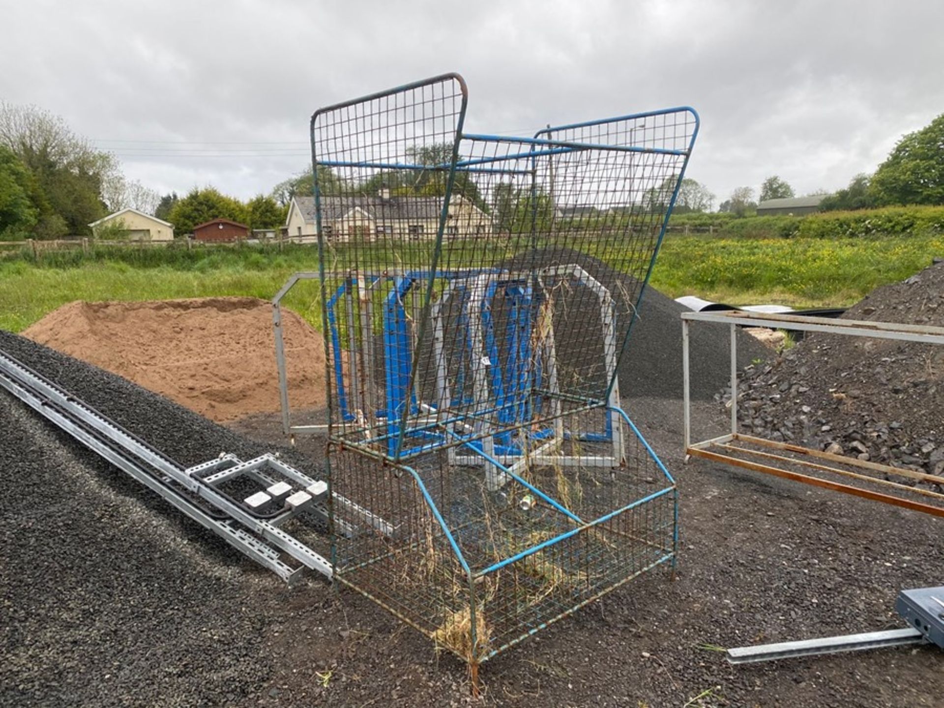 WIRE MESH HAY FEEDER