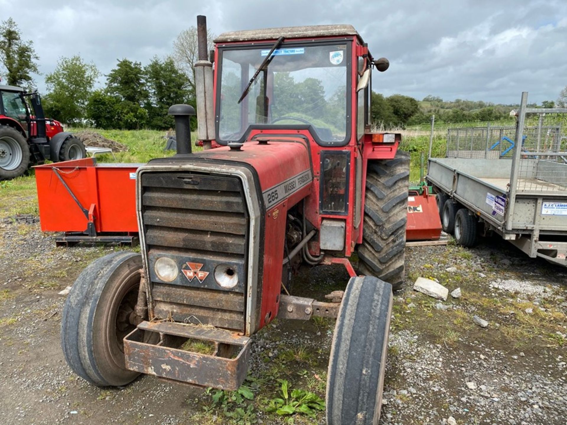 265 MASSEY FERGUSON 2-WHEEL DRIVE TRACTOR HOURS 7042 (RUNNING WELL)