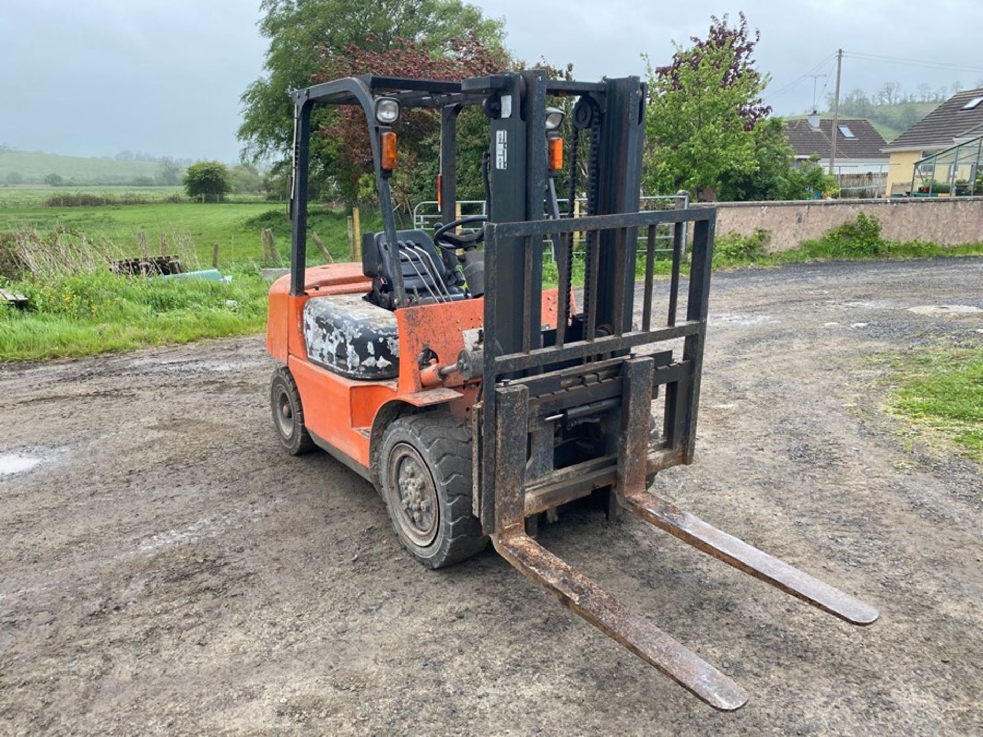 DALIAN 3TONNE FORKLIFT 904 HOURS C/W NEW SOLID BACK WHEELS (RUNNING WELL)