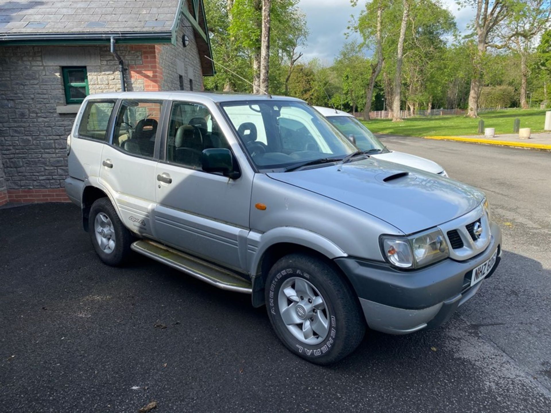 NISSAN JEEP - SILVER (NO MOT) (RUNNING) (NO TAX BOOK) (204,000 MILES) - Image 2 of 7