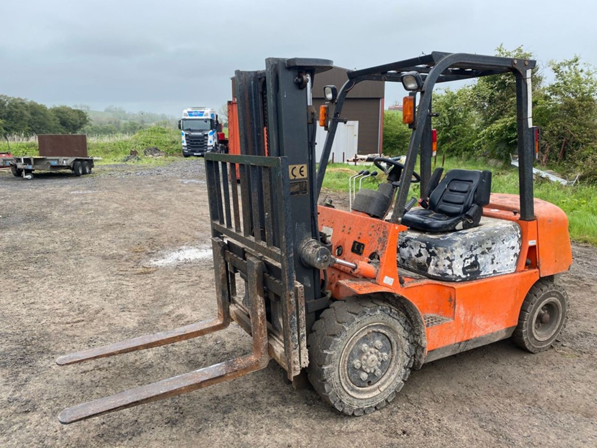 DALIAN 3TONNE FORKLIFT 904 HOURS C/W NEW SOLID BACK WHEELS (RUNNING WELL) - Image 4 of 9