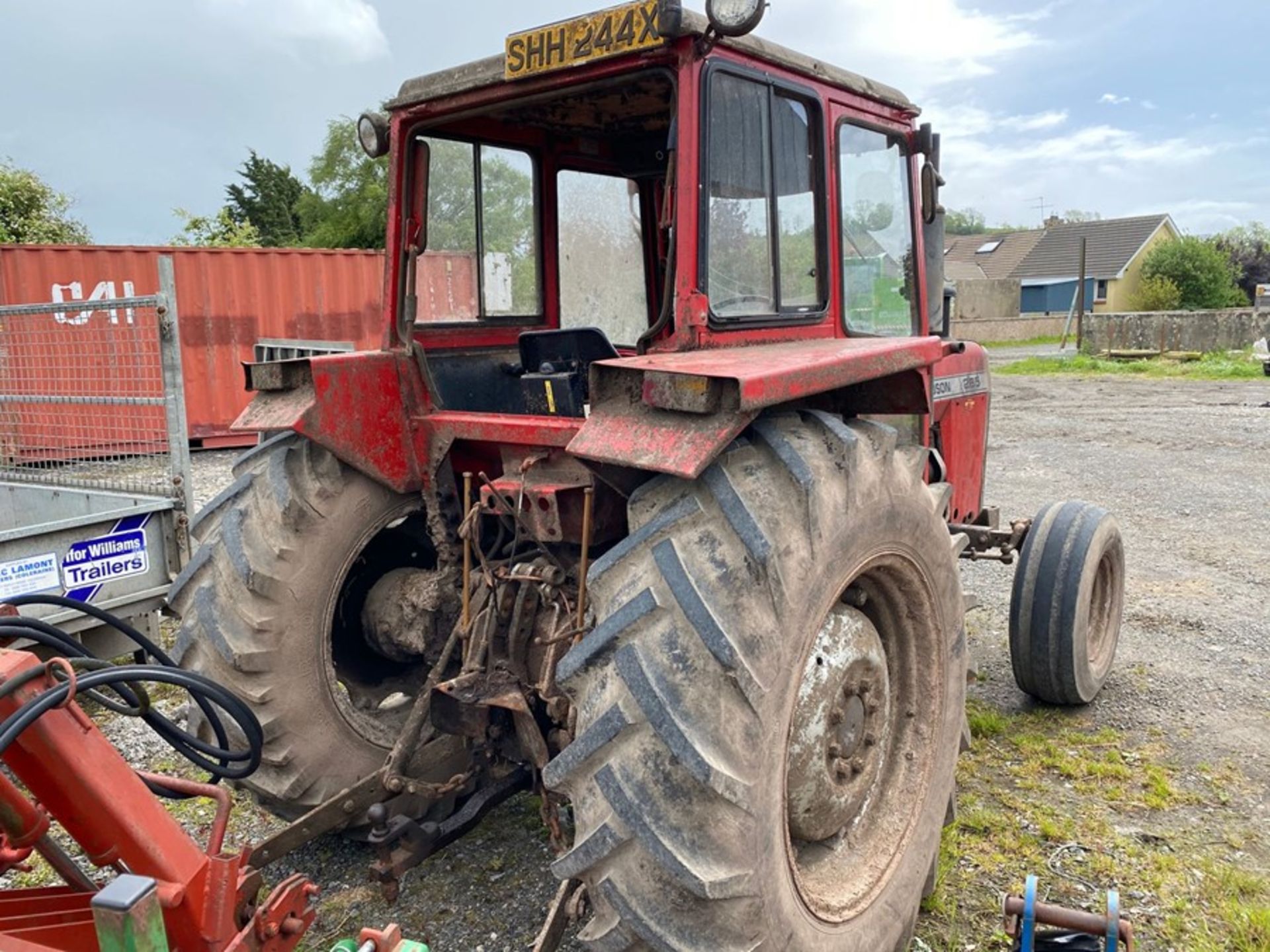 265 MASSEY FERGUSON 2-WHEEL DRIVE TRACTOR HOURS 7042 (RUNNING WELL) - Image 3 of 9