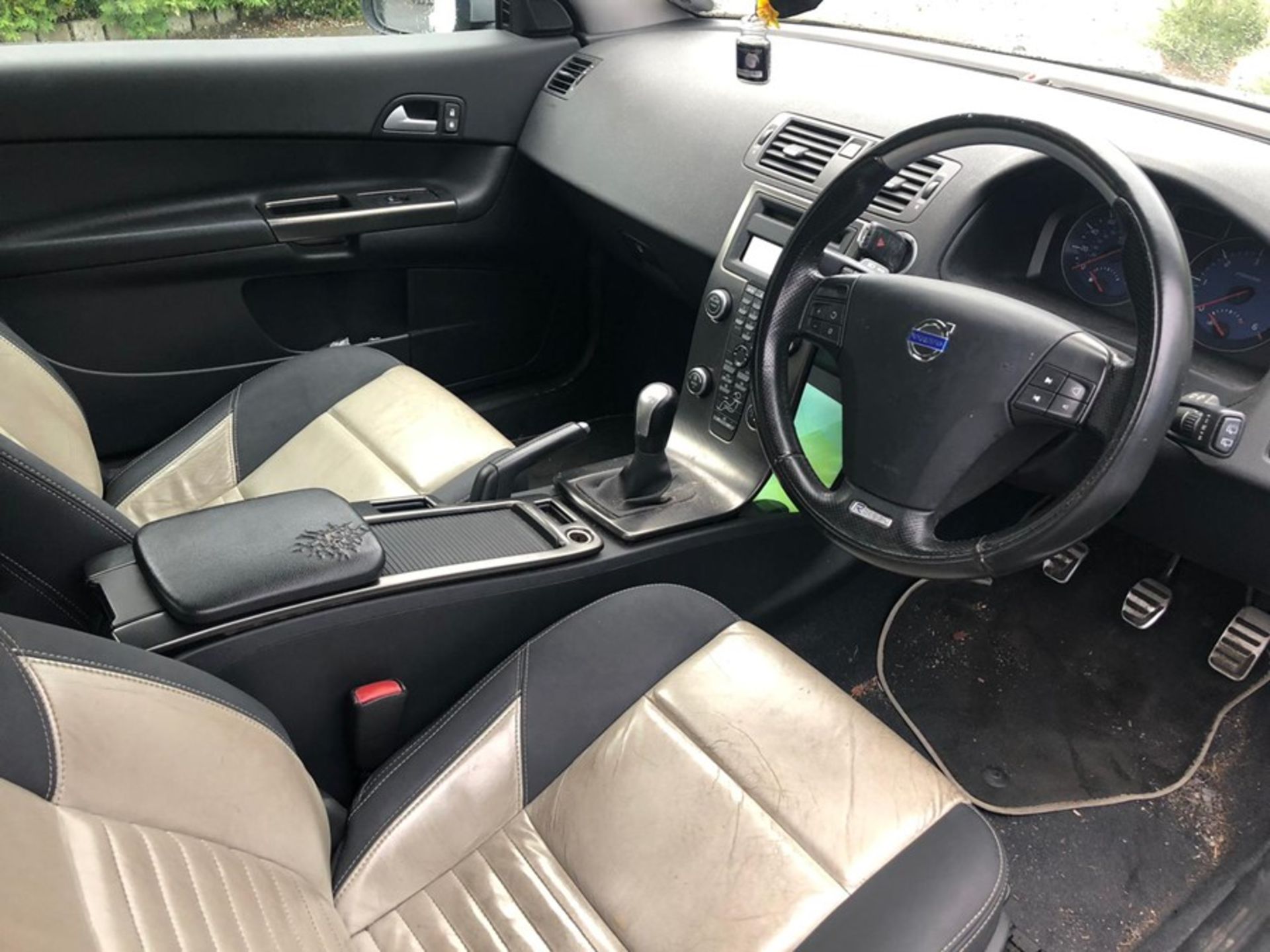 2008 VOLVO C30 2.0D R-DESIGN WITH KEY AND TAXBOOK CAR NONE STARTER (LAST MOT DECEMBER 2019) (SOLD AS - Image 2 of 2