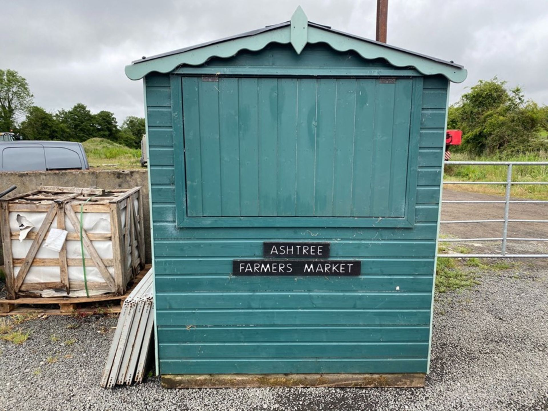 5.9FT X 5.9FT FARMER'S MARKET STALL/SHED WITH ELECTRIC HOOKUP (GREAT CONDITION) (NO VAT ON HAMMER