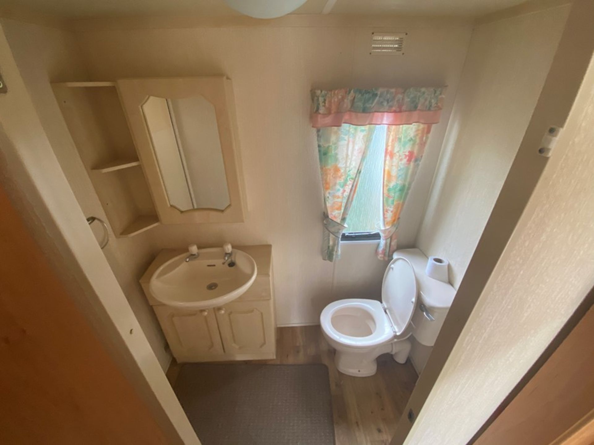 WILLERBY GRANADA 2 BEDROOM STATIC CARAVAN (NO VAT ON HAMMER PRICE) - Image 9 of 11