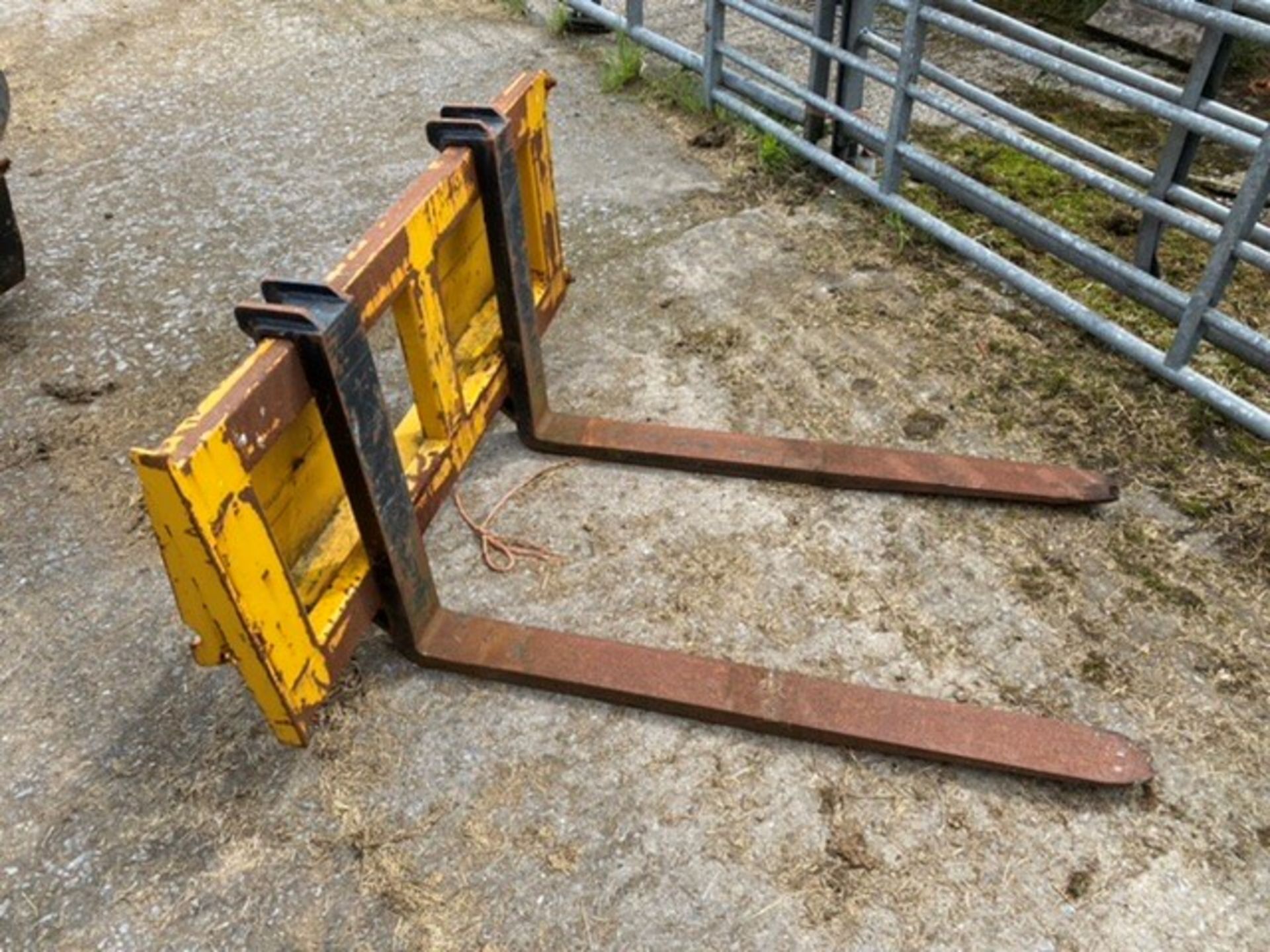 SET OF FORKS (FOR JCB SKID STEER) (NO VAT ON HAMMER PRICE)