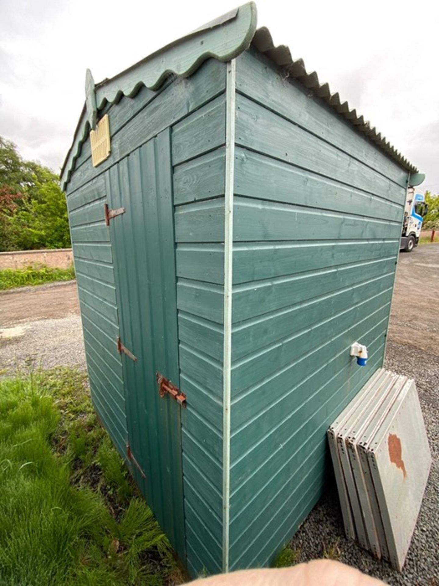 5.9FT X 5.9FT FARMER'S MARKET STALL/SHED WITH ELECTRIC HOOKUP (GREAT CONDITION) (NO VAT ON HAMMER - Image 4 of 4