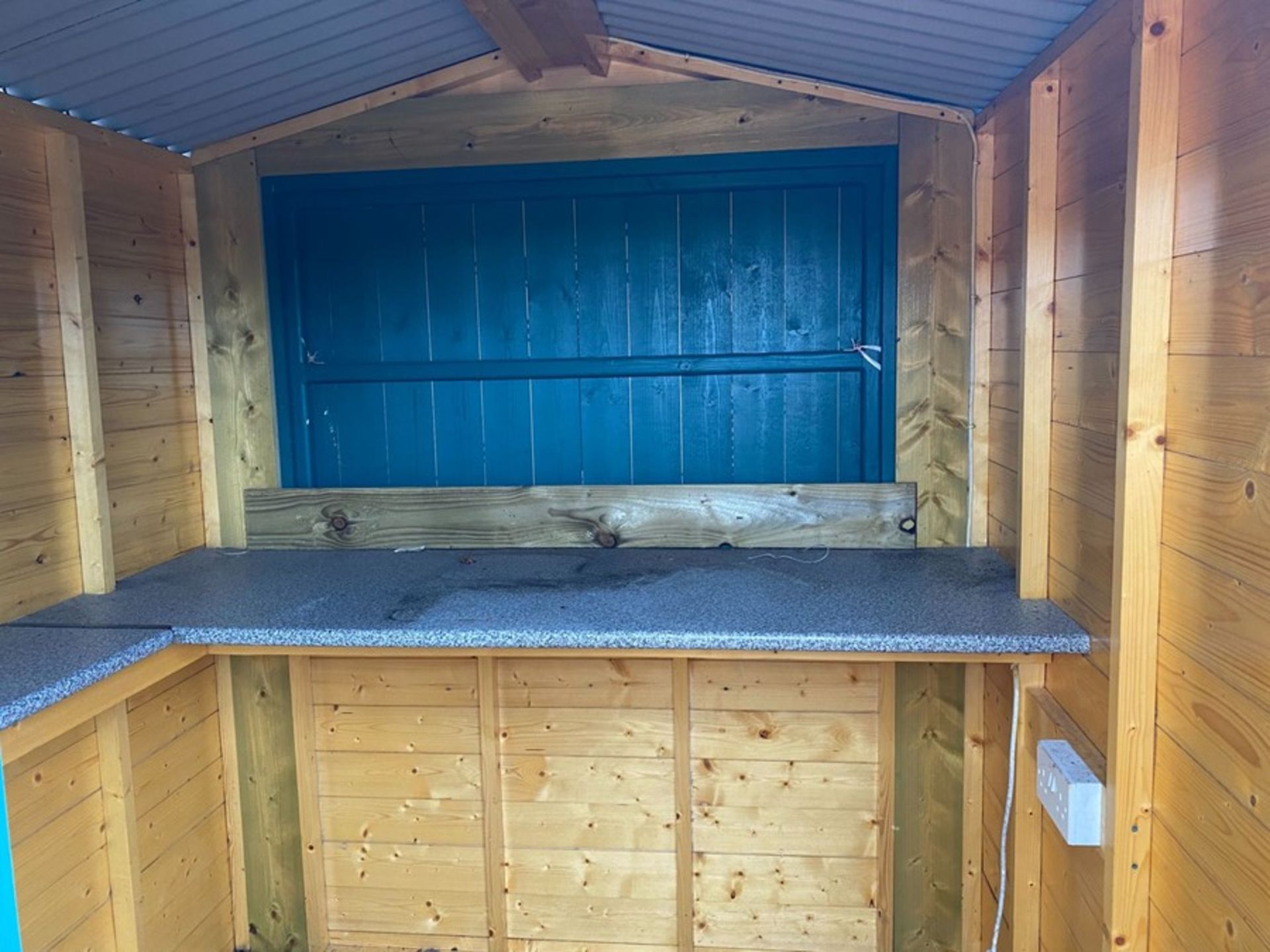 5.9FT X 5.9FT FARMER'S MARKET STALL/SHED WITH ELECTRIC HOOKUP (GREAT CONDITION) (NO VAT ON HAMMER - Image 3 of 4