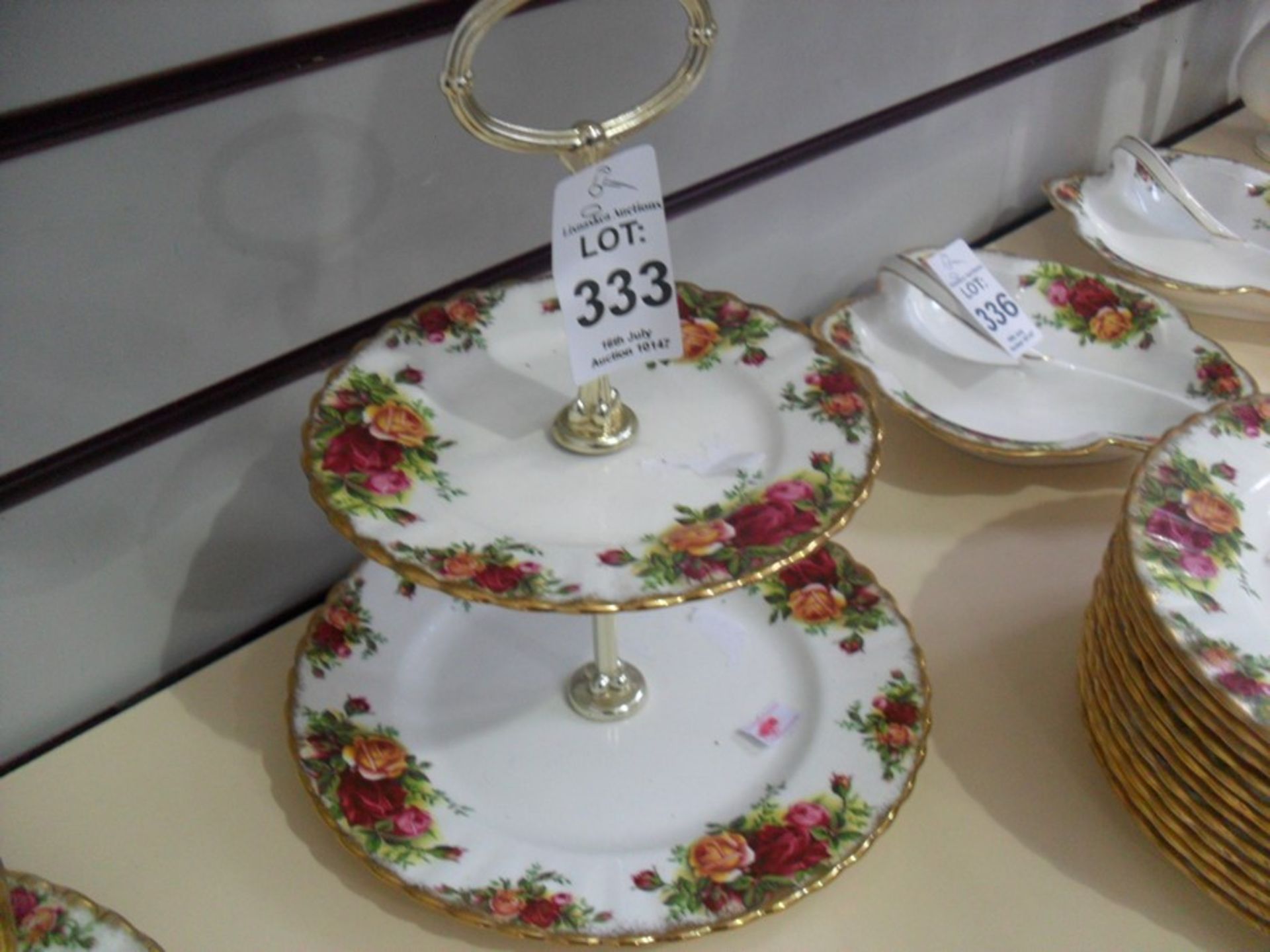 ROYAL ALBERT OLD COUNTRY ROSE CAKE STAND