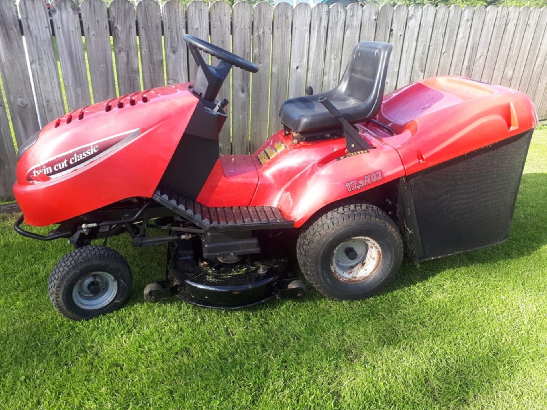 CASTLEGARDEN RIDEON LAWNMOWER 102 12.5 BRIGGS & STRATTON ENGINE 40” CUT (GOOD CONDITION RUNNING