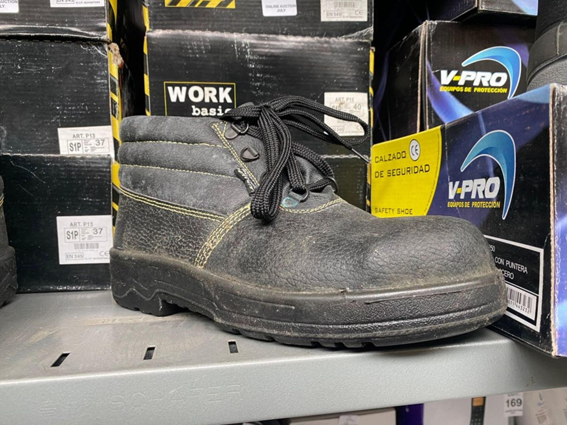 NEW WORK SAFETY BOOTS (SIZE 40)