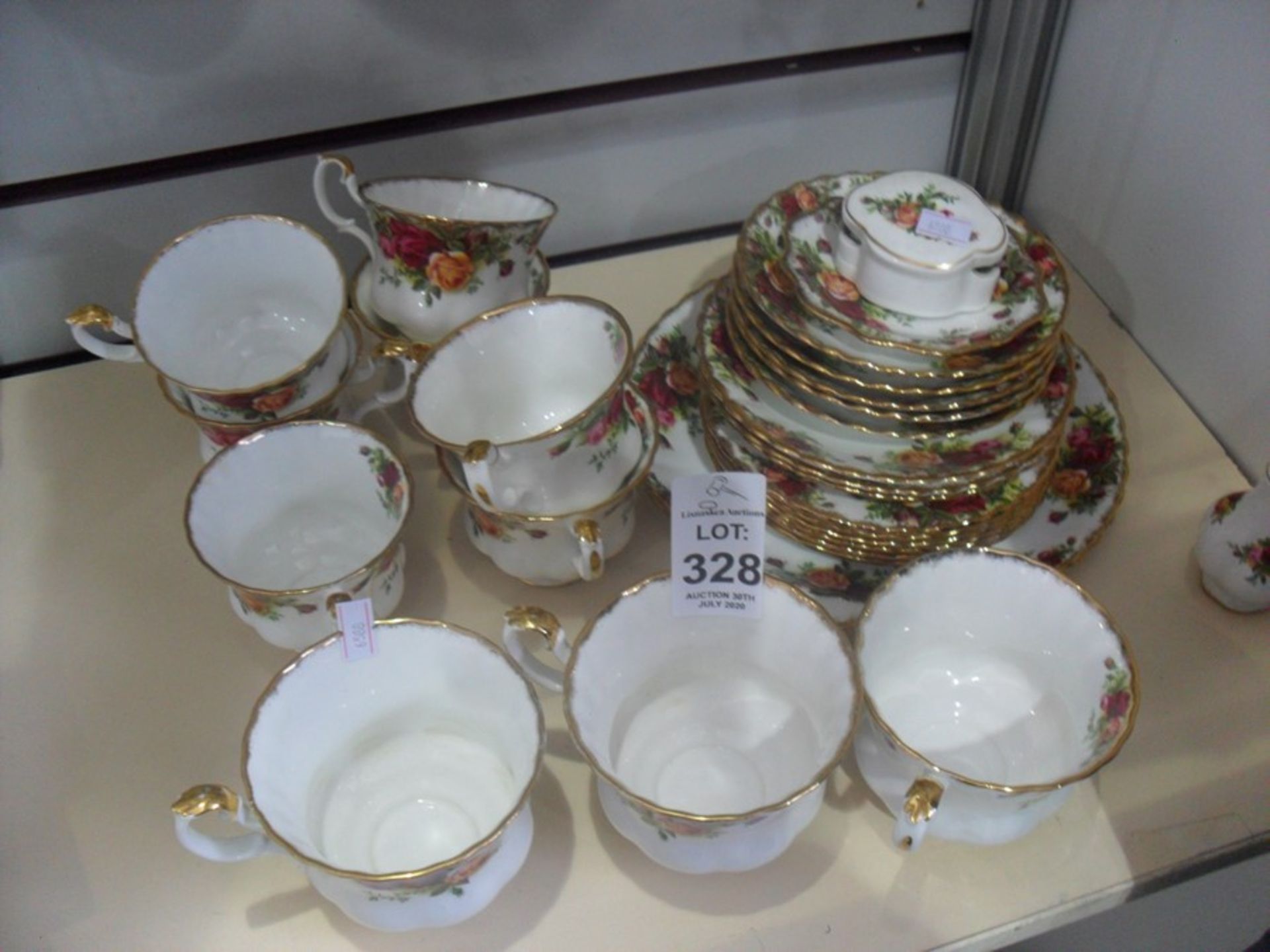 28 PIECES OF ROYAL ALBERT OLD COUNTRY ROSE TEA/DINNER SERVICE