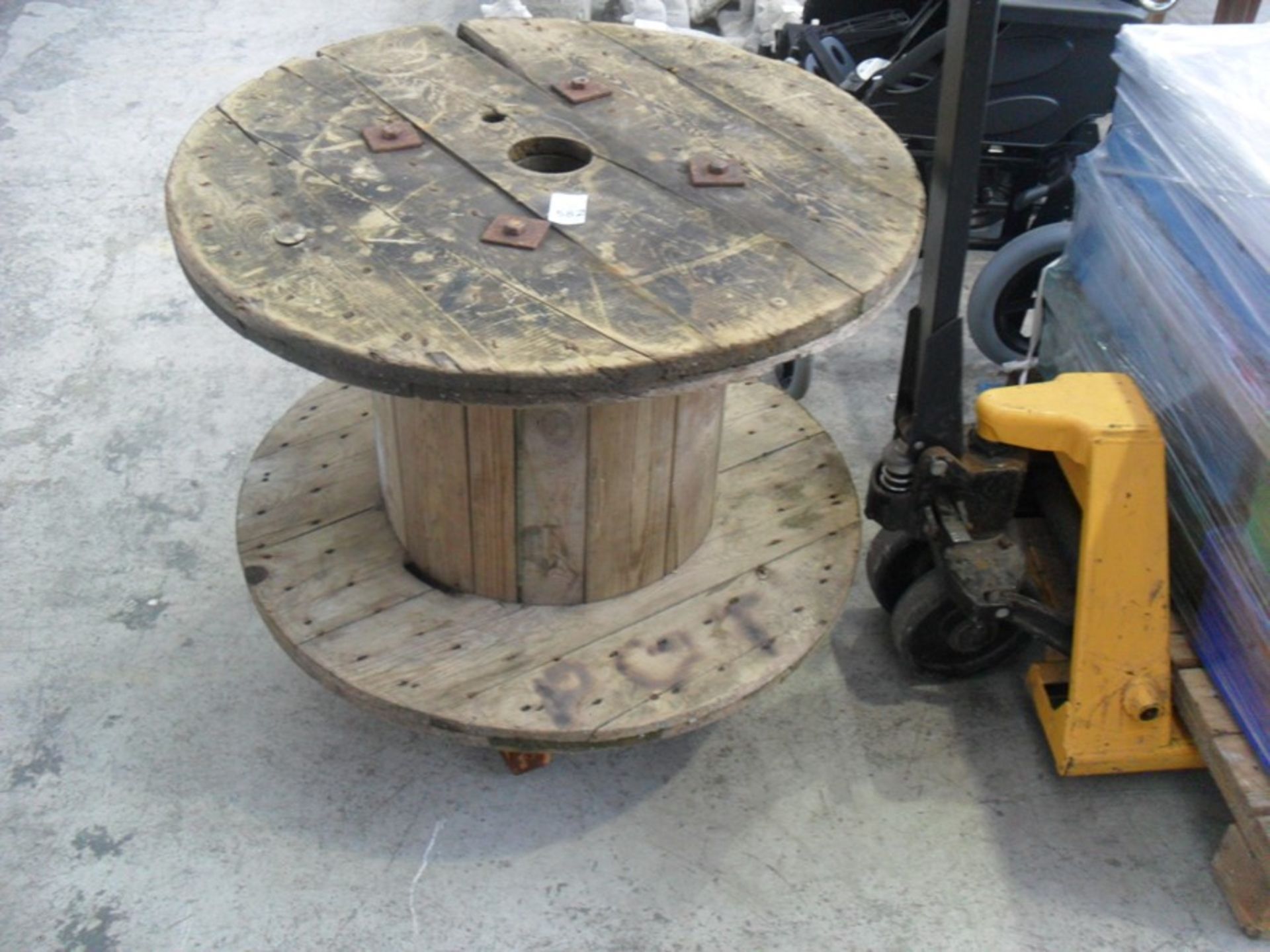 CABLE REEL ON LEGS