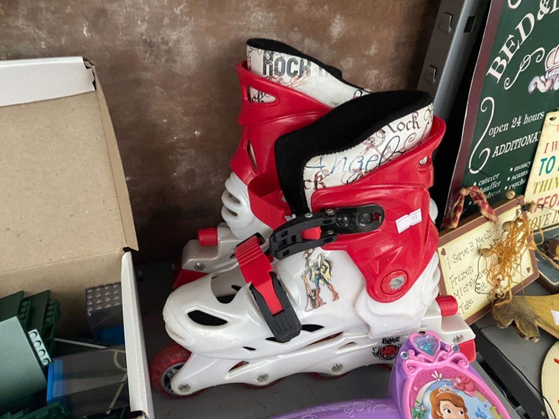 PAIR OF GIRLS INLINE SKATES