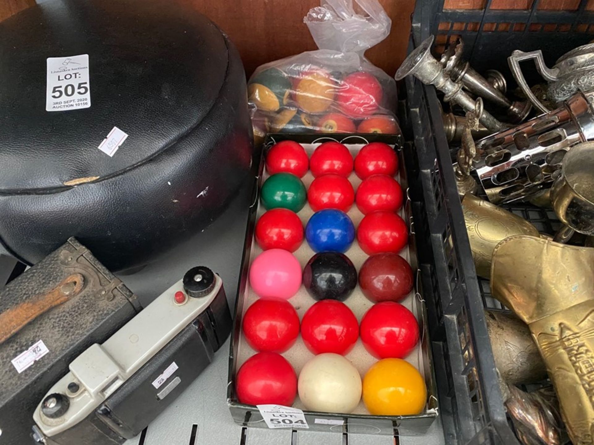SET OF SNOOKER AND POOL BALLS