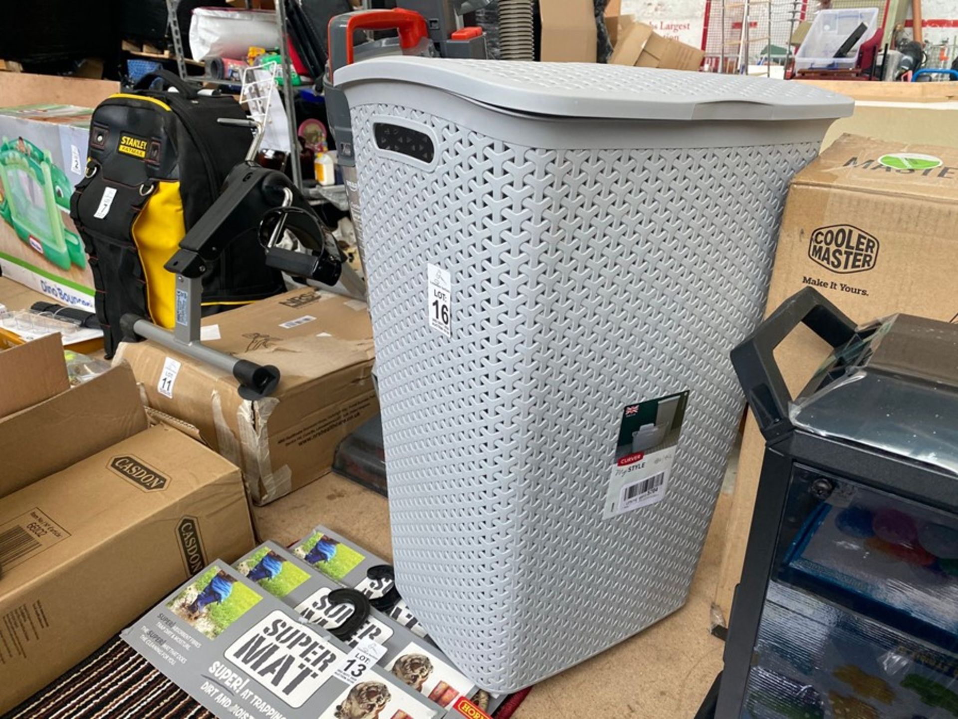 EX DISPLAY LAUNDRY BASKET (WEE CRACK ON LID)