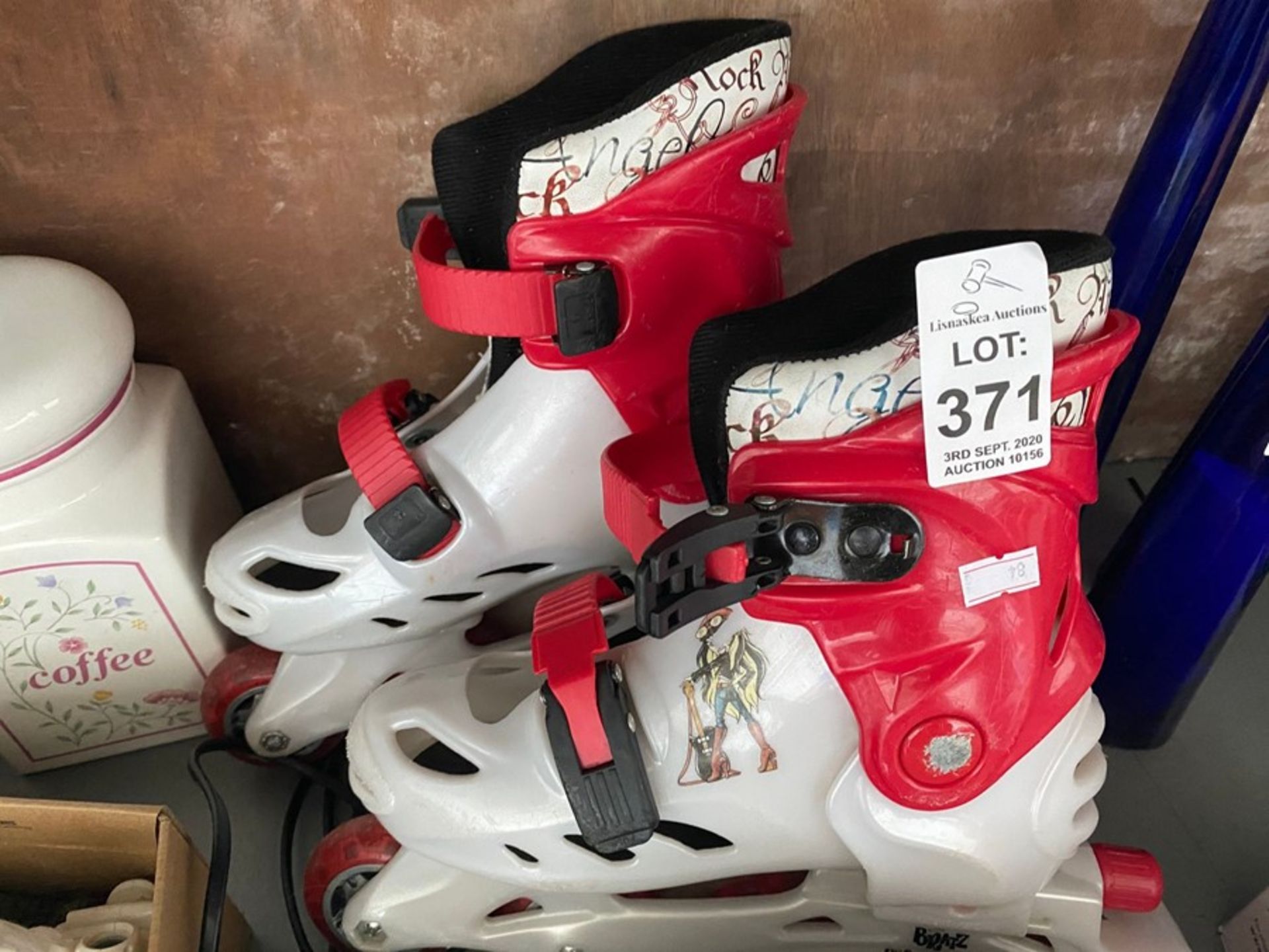 PAIR OF GIRLS INLINE SKATES