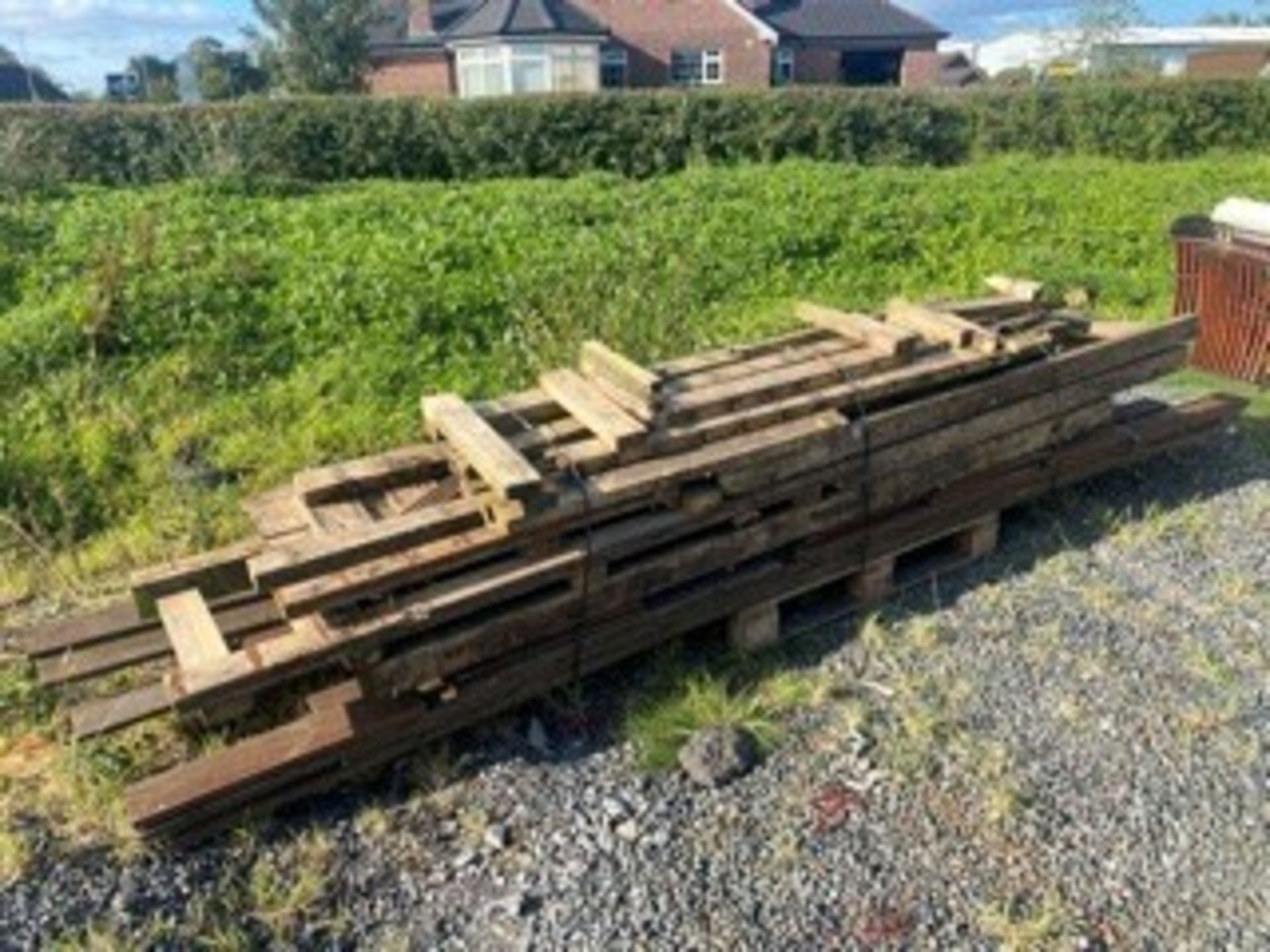 BUNDLE OF ASSORTED LENGTHS OF TIMBER