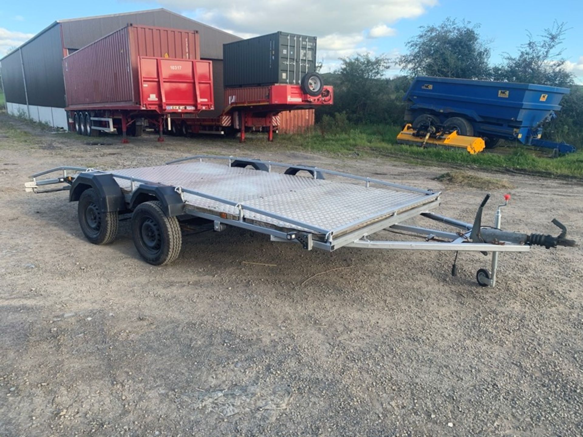 TWIN AXLE BEAVERTAIL CAR TRANSPORTER (15FT X 6.8FT) WITH CHECKERED PLATE FLOOR, LED LIGHTS & A SET