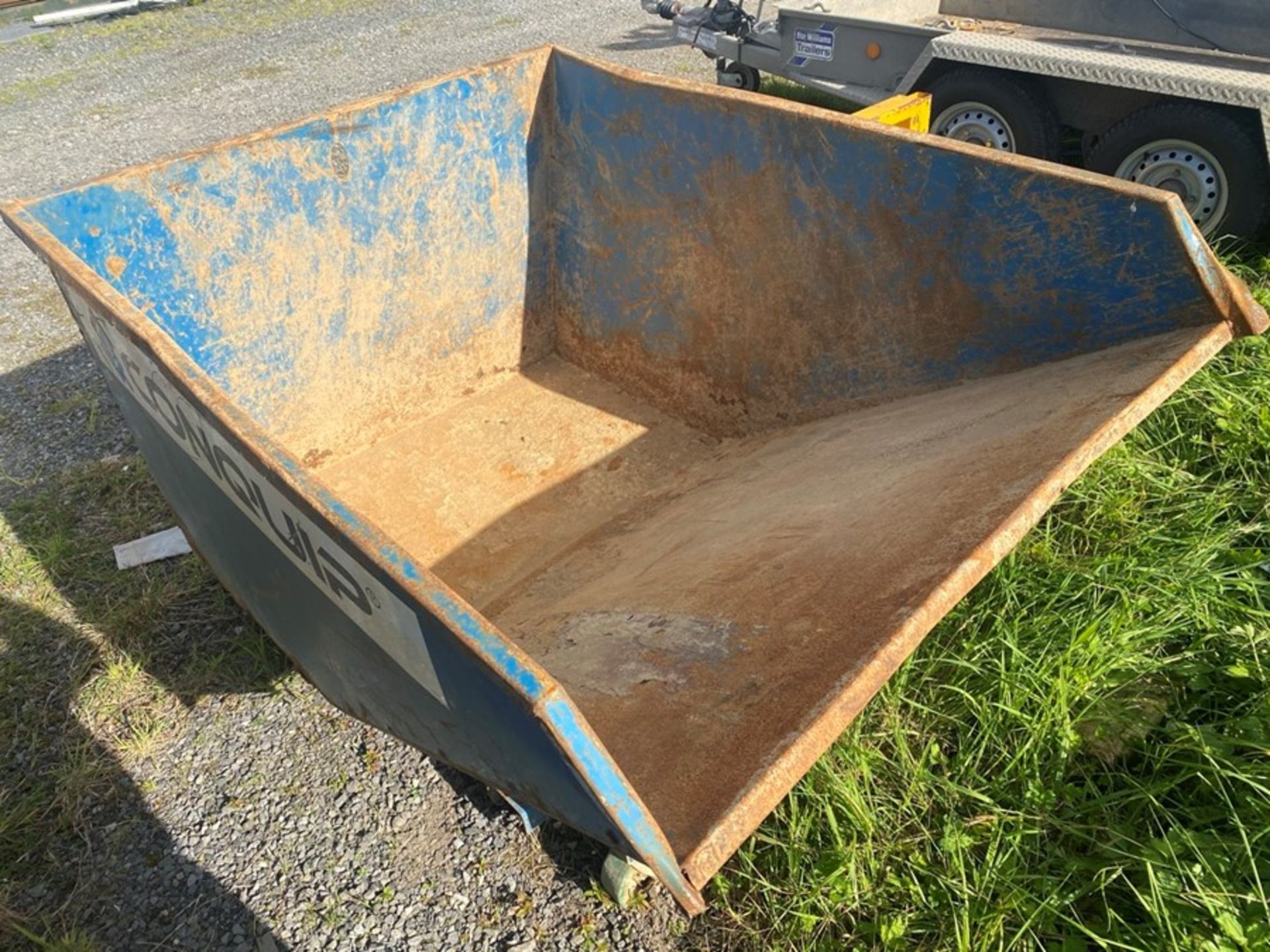 BLUE FORKLIFT TIPPING SKIP WITH WHEELS - Image 2 of 2