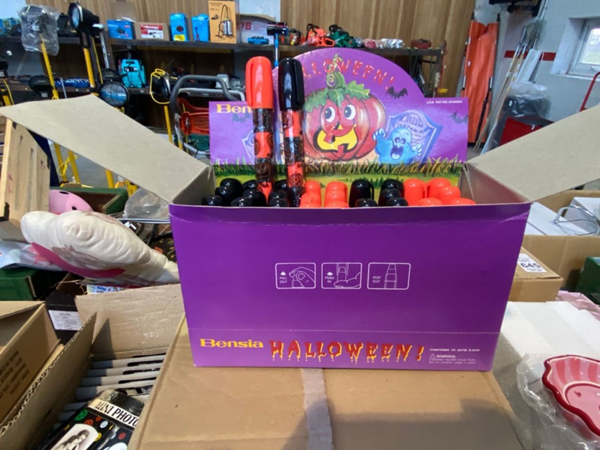 4 BOXES OF HALLOWEEN CRAYONS
