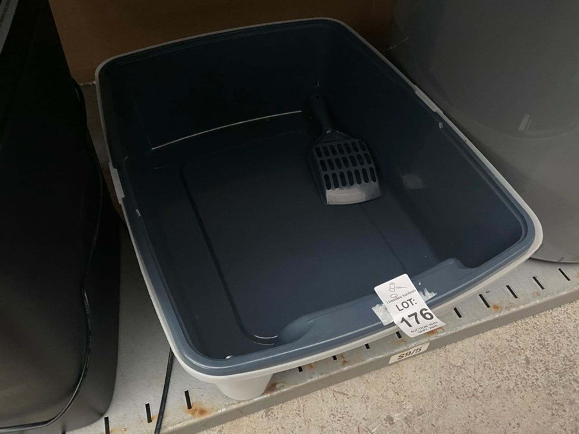 NEW CAT LITTER TRAY WITH SCOOP