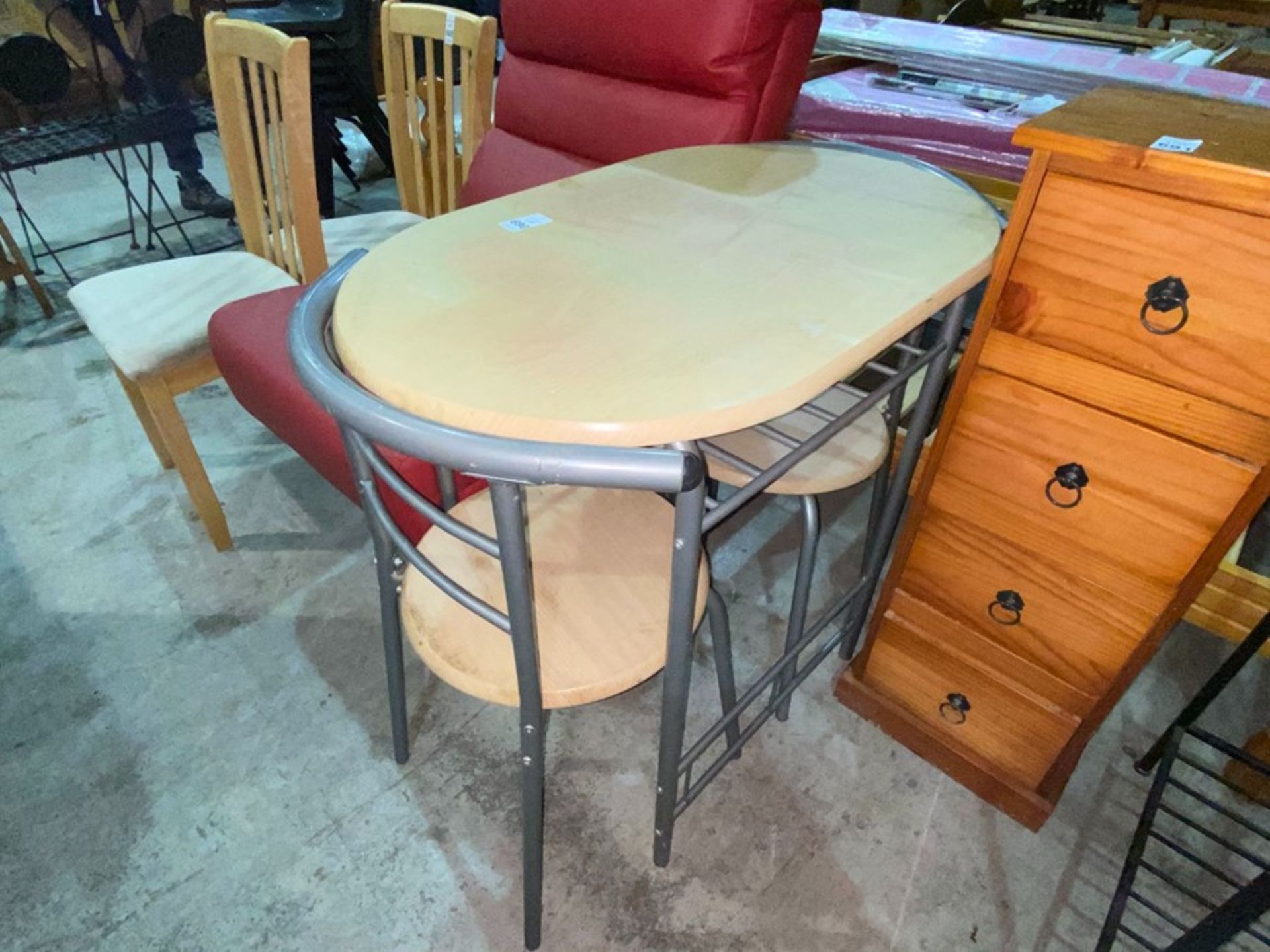 KITCHENETTE TABLE AND 2 CHAIRS