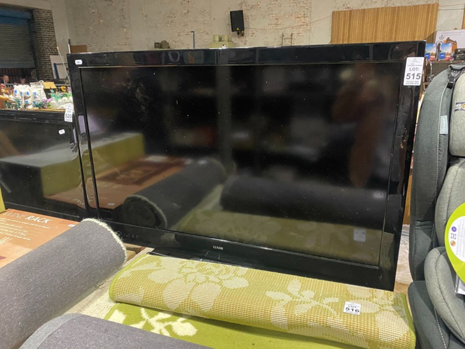 39" LUXOR TV WITH REMOTE (WORKING)