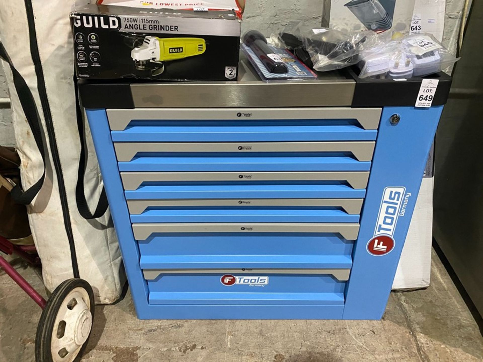 NEW TOOL CHEST WITH 5 DRAWERS OF TOOLS WITH KEYS