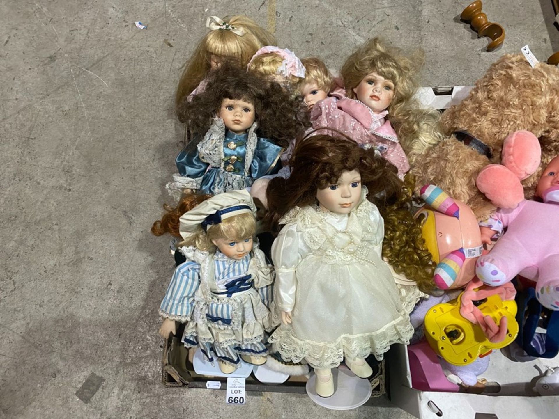 BOX OF COLLECTABLE PORCELAIN DOLLS