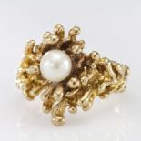 Yellow metal marked 10k Ring set with single Pearl size N weight 7.8g
