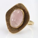 Yellow metal marked 9ct Rose Quartz set Ring size M weight 4.1g