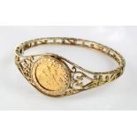 9ct bangle inset with half sovereign dated 1982, total weight 17.6g