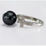 18ct White Gold Ring set with black Pearl and Diamonds size O weight 4.3g