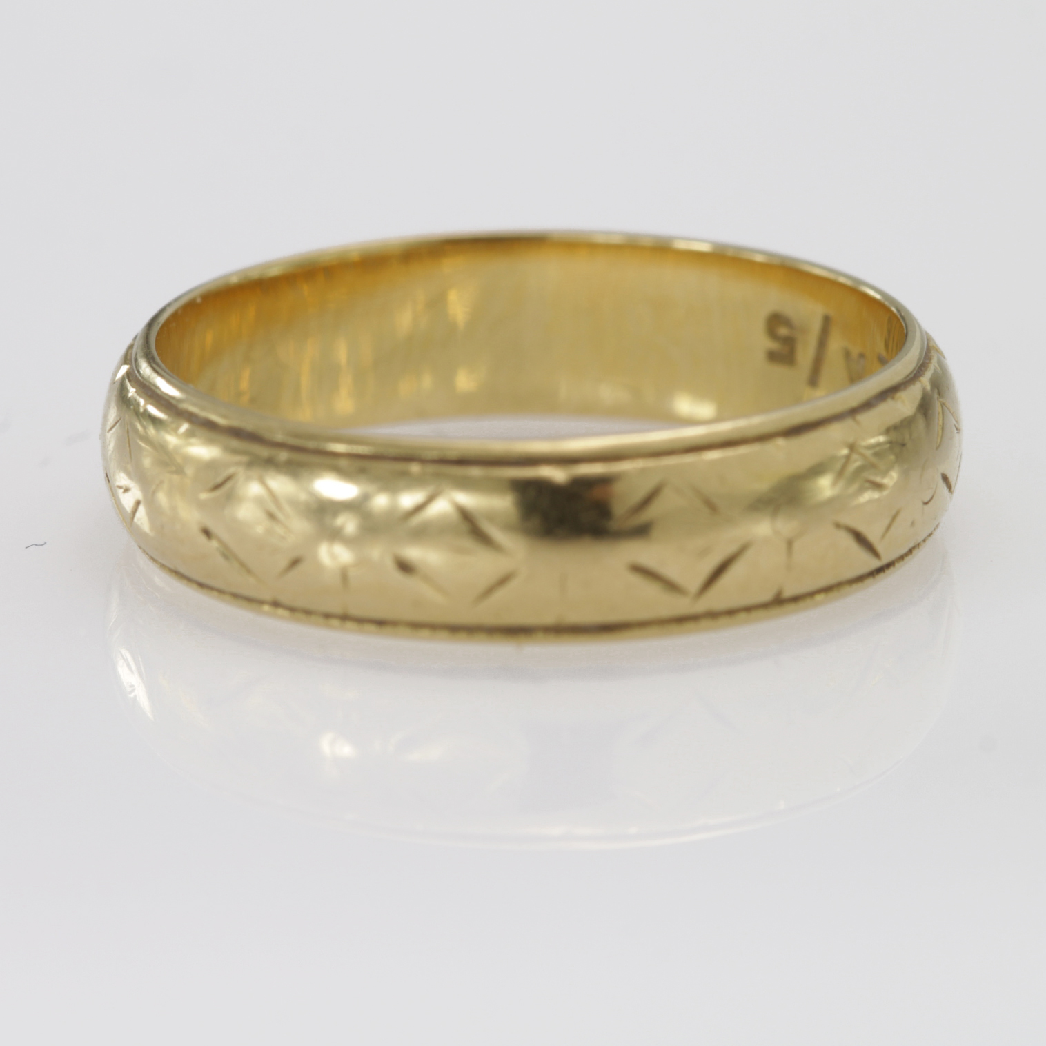 18ct Gold hallmarked Wedding band size L weight 4.0g